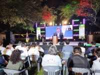 제주 고마로 馬 문화축제 개막...거리 퍼레이드 들썩