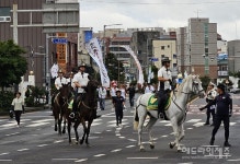 제주 고마로 馬 문화축제 개막...거리 퍼레이드 들썩