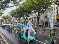 제주 고마로 馬 문화축제 개막...거리 퍼레이드 들썩