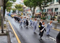 제주 고마로 馬 문화축제 개막...거리 퍼레이드 들썩