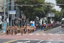 제주 고마로 馬 문화축제 개막...거리 퍼레이드 들썩