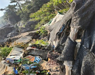 20년만에 강제 철거 서귀포 올레7코스 해안절벽 움막...정체는?