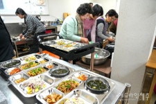 80대 어르신 밥 당번 부담 줄인다...제주 경로당 간편식 첫 선