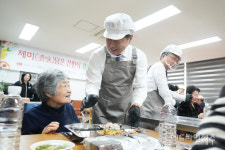80대 어르신 밥 당번 부담 줄인다...제주 경로당 간편식 첫 선