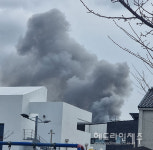 제주 도련동 창고서 화재...헬기 투입 3시간째 진화 중