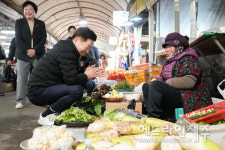 오영훈 지사, 설 앞두고 제주시민속오일시장 현장 탐방