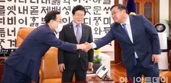 [포토] '국회 원 구성 협상' 논의 악수하는 김태년-주호영