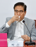 [포토] 목 축이는 박진 통합당 외교안보특위원장