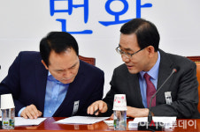 [포토] 성일종 의원대 대화하는 주호영 원내대표