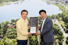 엄태준 이천시장, 여주시에 감사패 전달…힘들때 친구가 진짜 친구