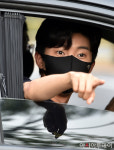 [포토] 임영웅, 차조심하세요! 깜짝놀란 히어로!