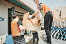 넵스, 지역아동센터 대상 새 가구 지원