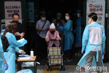 [포토] 중랑노인종합복지관 임시 선별진료소 찾은 어르신들