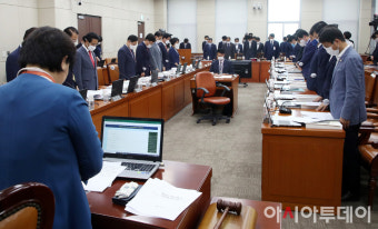 [포토] 집중호우 순직 소방관 기리는 묵념하는 행안위