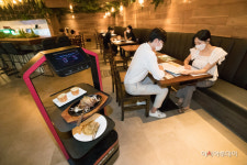 매드포갈릭에서 AI 로봇이 서빙한다…KT-엠에프지코리아, 시범 서비스 맞손