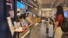 최대한 QR코드 도입해야 식당 앞에 놓인 수기명부…개인정보 노출 위험성↑