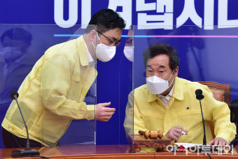 [포토] 김종민 최고위원과 대화하는 이낙연 대표