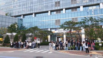 [포토]배철수의 음악캠프, 출연 예정인 방탄소년단 기다리는 취재진과 팬들
