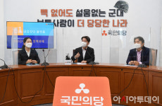 [포토] 안철수 '공유정당 플랫폼 질문에 답변'