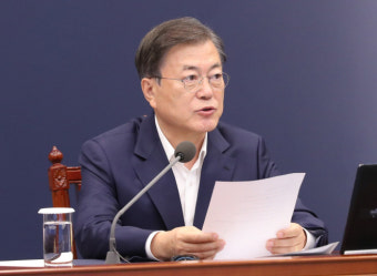 문재인 대통령, 취임 전 거주 아파트 경비원 암투병에 난 보내 