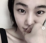 한지은, 생얼도 빛나는 인형 미모