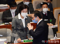 [포토] 정성호 예결위원장과 대화하는 추미애 법무부 장관