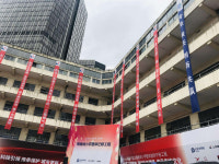 걸어서 62미터 이동한 中 초등학교 5층 교사 화제