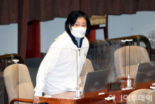 [포토] 박영선 장관 후드티-청바지 입고 본회의 출석