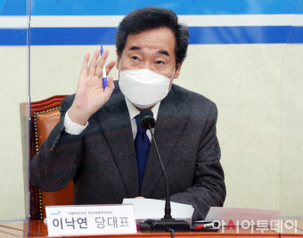 [포토] 손 들어 인사하는 이낙연 대표