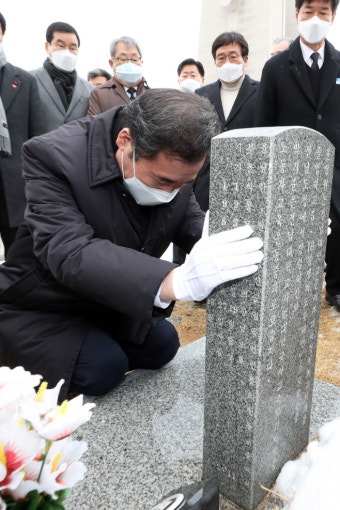 이낙연, 광주 5·18 묘역 참배… 호남민심 달래기