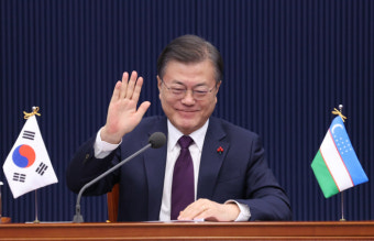 문대통령, 우즈벡과 올해 첫 정상회담…상품무역협정 협상 개시