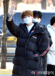 [포토] 크래비티 정모 뒤 세림 빼꼼!