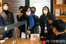 [포토] 둔촌도서관 찾아 시민들과 인사하는 박영선