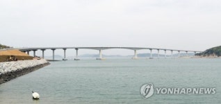 화장실 급하다 인천 무의대교서 남편과 차타고 가던 40대 아내, 바다 추락해 사망