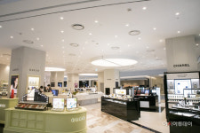 아주산업, 더현대 서울 1층에 자체 개발 UHPC 적용