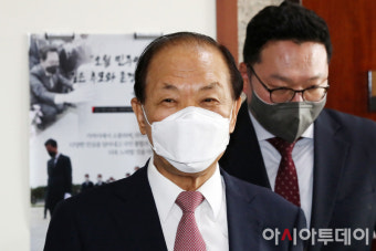 [포토] 취재진 질문에 답하는 황우여 선거관리위원장