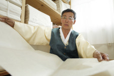 문경 한지장 김삼식씨, 국가무형문화재 승격 예고…전통 제조방식 고수