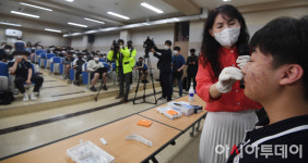 [포토] 코로나 검사하는 로봇고등학교 학생