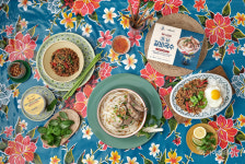 동원홈푸드 더반찬&, 미쉐린 가이드 선정 맛집 툭툭누들타이 RMR 2종 출시