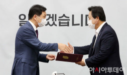 [포토] 임명장 받는 강기윤 국민의힘 코로나 백신 TF 위원장