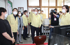 김부겸 총리, 신목중학교 방문 방역 점검 2학기 전면등교 준비