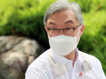 [포토] 최재형 '넥밴드 선풍기 목에걸고 대변인단과 간담회'