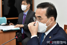 [포토] 마스크 고쳐쓰는 박홍근 국회 예결위원장