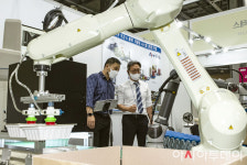 [포토]서울푸드 2021 개막, 로봇이 포장에서부터 운반까지...