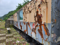 문경 불정역에 폐 기차펜션 흉물로 수년째 방치 눈살