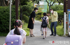 [포토] 학생들에게 반갑게 인사하는 조희연