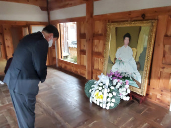 윤석열, 육영수 여사 생가 찾아…