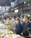 [포토] 권칠승 중소벤처기업부 장관, 영광터미널 전통시장 방문
