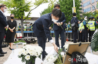 [포토] 자영업자 합동분향소 헌화하는 이준석 대표