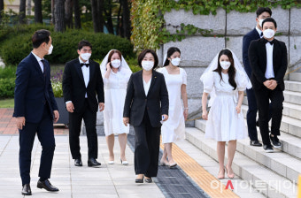 [포토] 예비부부들과 함께 입장하는 심상정